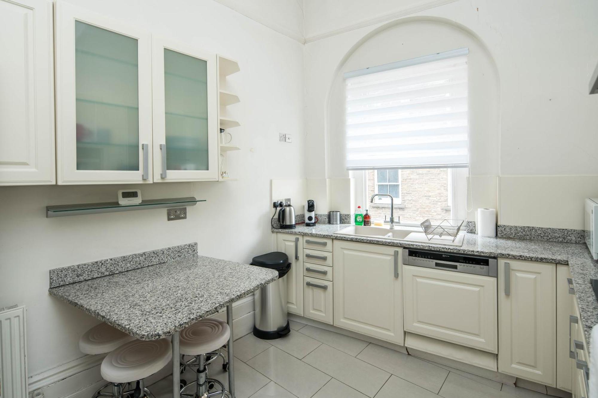 Ferienwohnung Four Beds By The Station London Exterior foto