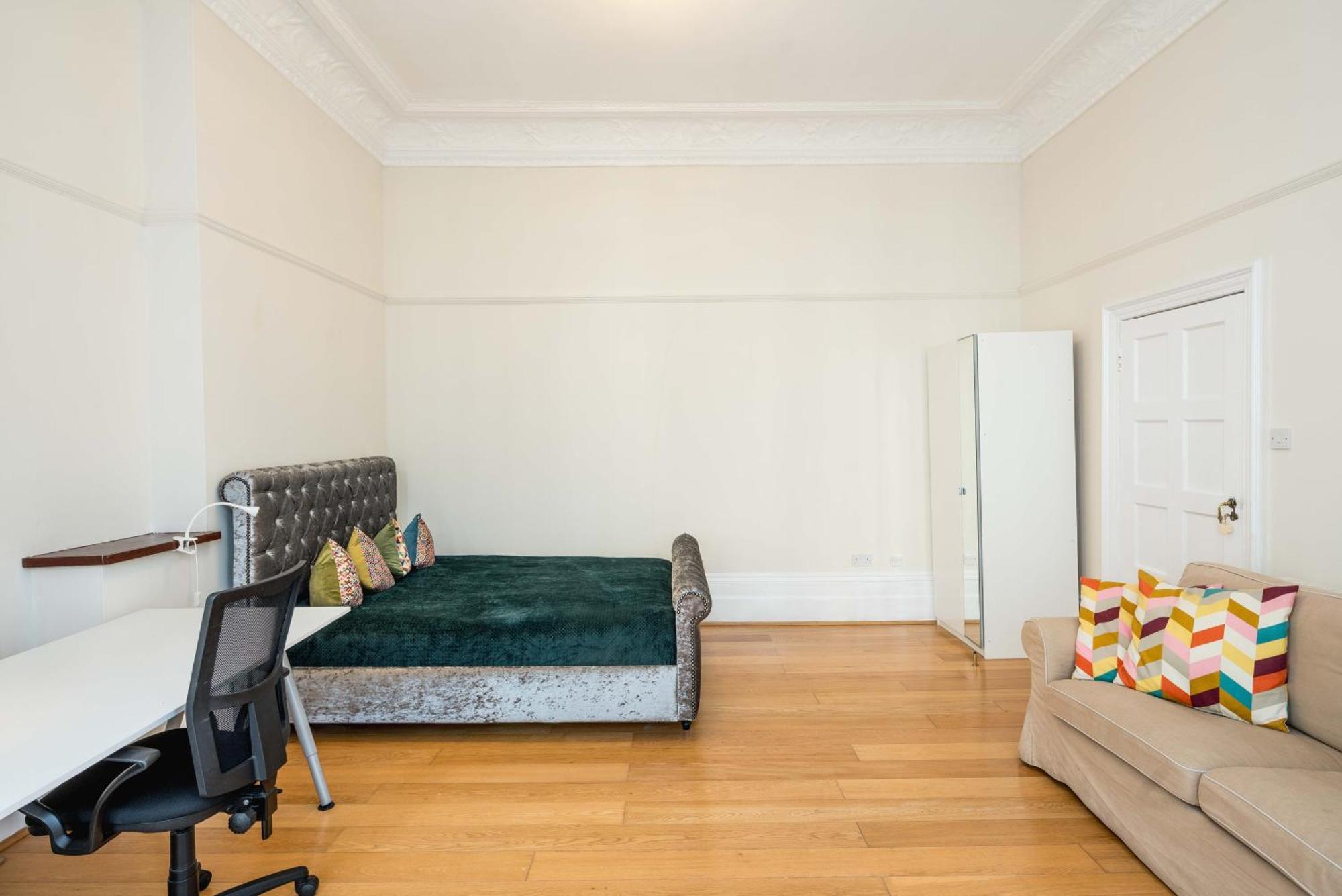 Ferienwohnung Four Beds By The Station London Exterior foto